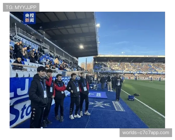 欧塞尔保级关键战1-0小胜,现场球迷涌入球场庆祝来之不易的三分